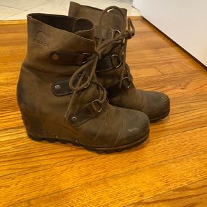 Sorel army green boots